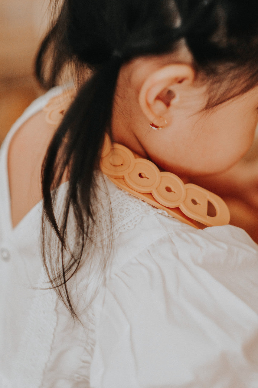 Baveta bebelusi Miniware Roll & Lock, 100% din silicon alimentar, Toffee